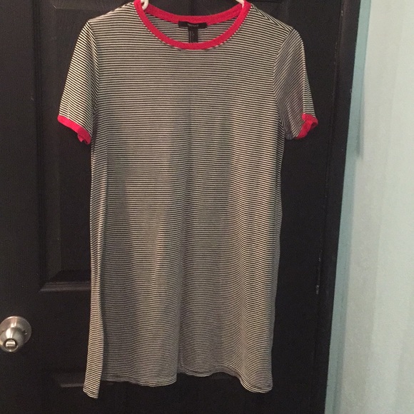 5/$25 SALE 🌟 Black & White Striped Tunic - Picture 1 of 3